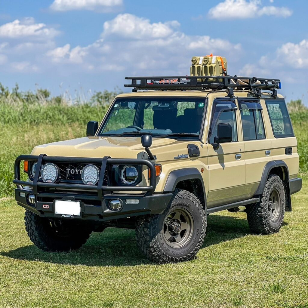 ARBパーツでフルカスタムされた新型ランドクルーザー70（GDJ76）の外観。デラックスバンパーやベースラック、オフロードタイヤを装着した本格仕様。